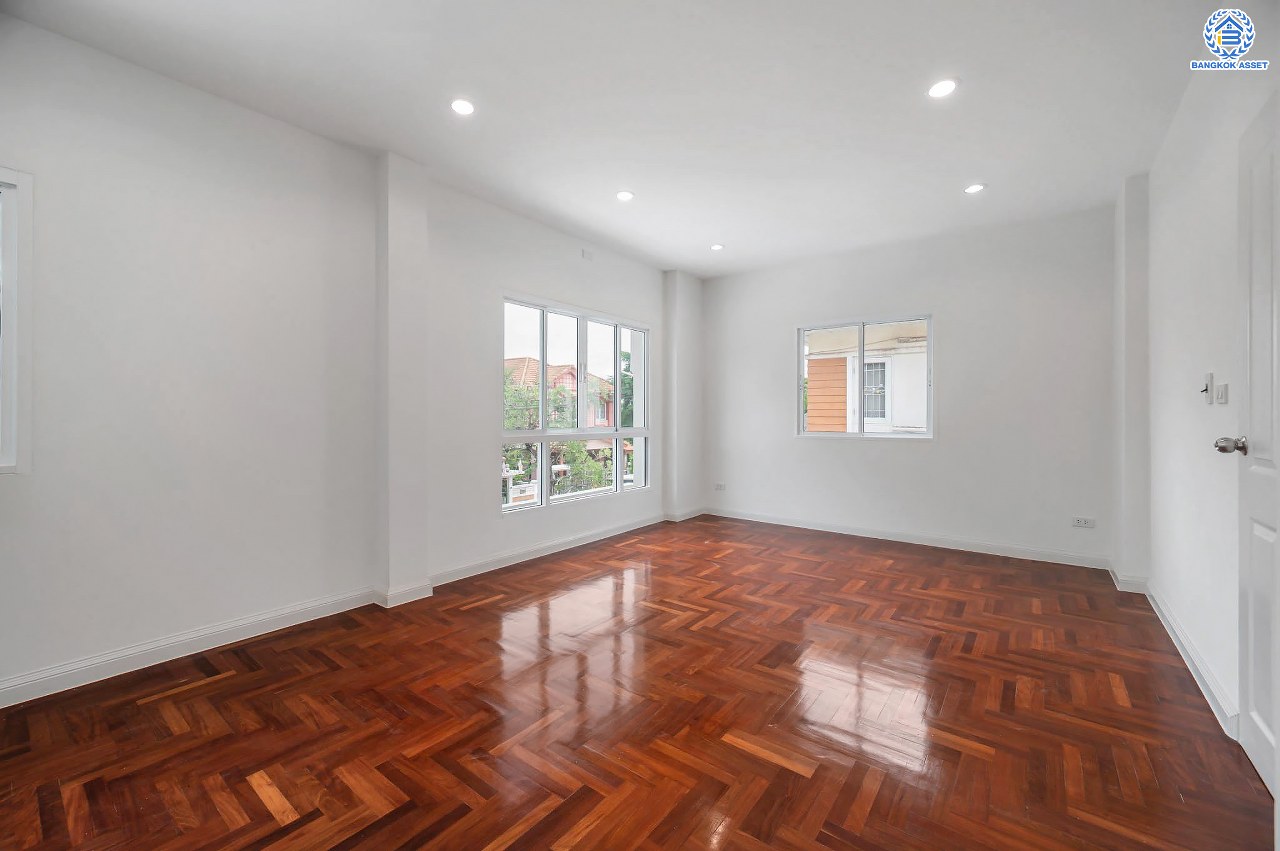 บ้านมือสองตกแต่งใหม่ โครงการ มณีรินทร์ เลคแอนด์พาร์ค ราชพฤกษ์-ติวานนท์ เนื้อที่ 64.1 ตร.ว. ฟังก์ชัน 4 ห้องนอน 3 ห้องน้ำ 1 ห้องอเนกประสงค์ จอดรถได้ 2 คัน บรรยากาศเงียบสงบเป็นส่วนตัว สิ่งอำนวยความสะดวกมากมาย บนทำเลติดถนนใหญ่ เชื่อมต่อถนนราชพฤกษ์ ใกล้จุดขึ้นทางด่วน "ศรีสมาน"...